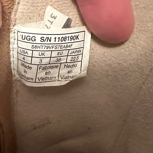 Girls size (4) Bailey Bow Leather Ugg Boots - Picture 4 of 5